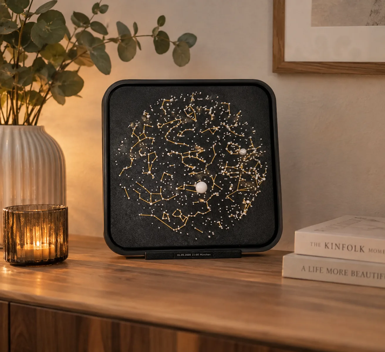 Sternenkarte auf dem Standfuß auf einem Sideboard, mit Datum und Ort auf der Plakette